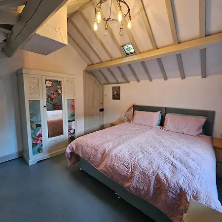 The Coach House, 公寓 *