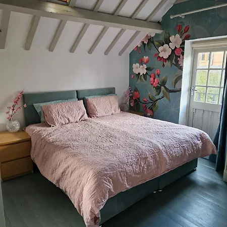 The Coach House, Apartment *