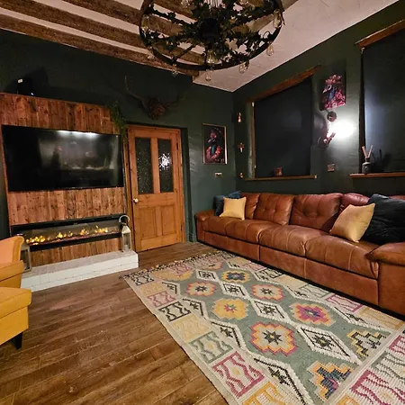 The Coach House, Apartment *