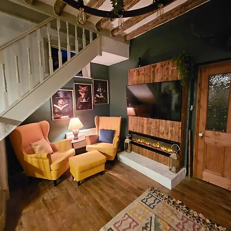 شقة The Coach House, *