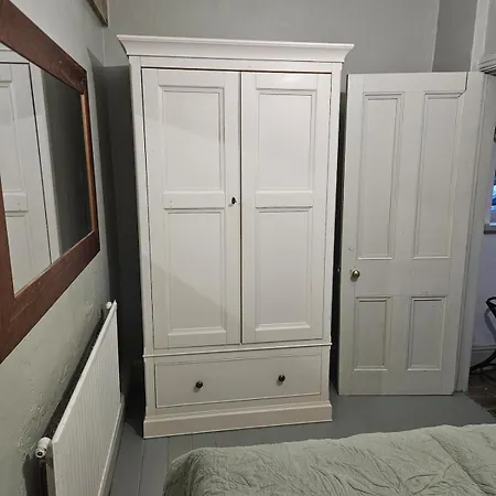 The Coach House, 아파트 *